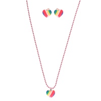 Parure fantaisie pour enfant composée d'un collier de perles métalliques de couleur rose et d'un pendentif cœur au couleur de l'arc en ciel et d'un paire de boucles d'oreilles clip avec cœur au couleur de l'arc en ciel.