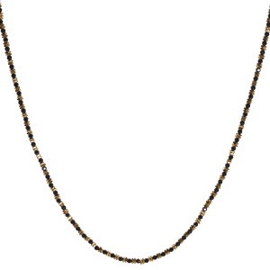 Collier composé d'un cordon en coton de couleur noir, de perles carrés en acier doré et de perles de couleur noire. Fermoir mousqueton avec 5 cm de rallonge.