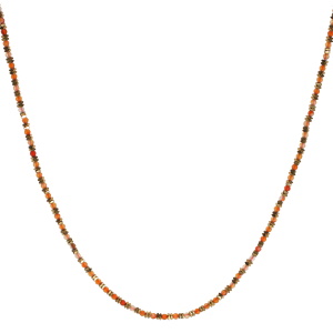 Collier composé d'un cordon en coton de couleur rouge, de perles carrés en acier doré et de perles de couleur orange. Fermoir mousqueton avec 5 cm de rallonge.