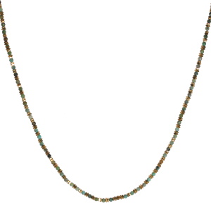Collier composé d'un cordon en coton de couleur vert, de perles carrés en acier doré et de perles de couleur verte. Fermoir mousqueton avec 5 cm de rallonge.