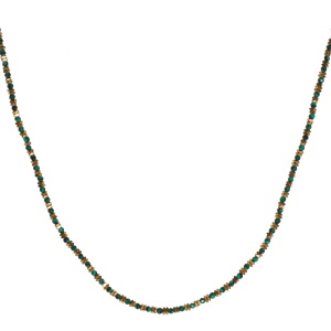 Collier composé d'un cordon en coton de couleur vert, de perles carrés en acier doré et de perles en pierre malachite d'imitation. Fermoir mousqueton avec 5 cm de rallonge.