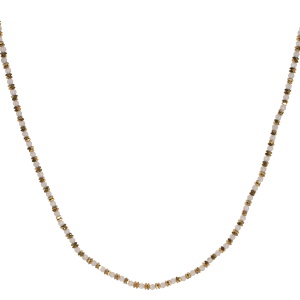 Collier composé d'un cordon en coton de couleur blanc, de perles carrés en acier doré et de perles de couleur blanche. Fermoir mousqueton avec 5 cm de rallonge.