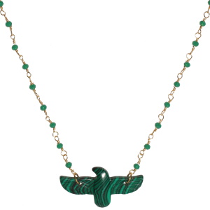 Collier composé d'une chaîne en acier doré, de perles de couleur verte et d'un pendentif en forme d'aigle en pierre malachite d'imitation. Fermoir mousqueton avec 5 cm de rallonge.