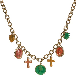 Collier composé d'une chaîne en acier doré et de breloques en forme de croix, de cœurs et médailles avec personnage et de pièce de monnaie en acier doré pavés d'émail de couleur. Fermoir mousqueton avec 5 cm de rallonge.