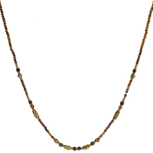 Collier composé de perles cylindriques en acier doré et de perles en pierre œil de tigre d'imitation. Fermoir mousqueton avec 5 cm de rallonge.