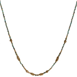 Collier composé de perles cylindriques en acier doré et de perles de couleur verte. Fermoir mousqueton avec 5 cm de rallonge.