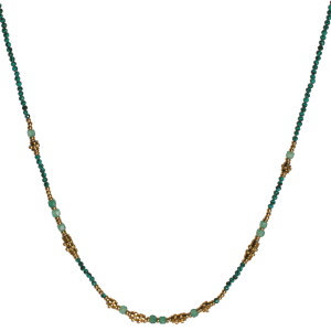 Collier composé de perles cylindriques en acier doré et de perles en pierre malachite d'imitation. Fermoir mousqueton avec 5 cm de rallonge.