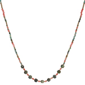 Collier composé d'un cordon en coton blanc, de perles cylindriques et rondes en acier doré et de perles multicolores. Fermoir mousqueton avec 5 cm de rallonge.