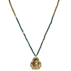 Collier composé de perles en acier doré, de perles en pierre de malachite d'imitation et d'un pendentif en forme de scarabée en acier doré. Fermoir mousqueton avec 5 cm de rallonge.
