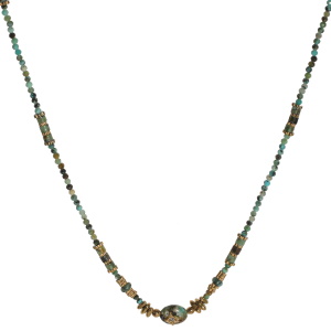 Collier composé de perles en acier doré, de perles de couleur verte et d'une pierre de couleur verte surmontée d'une étoile en acier doré sertie d'un cristal. Fermoir mousqueton avec 5 cm de rallonge.