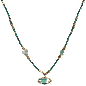 Collier composé de perles en acier doré, de perles de couleur verte, de pierres de couleur verte et d'un pendentif œil de Turquie en verre serti griffes. Fermoir mousqueton avec 5 cm de rallonge.