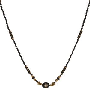 Collier composé de perles en acier doré, de perles de couleur noire et d'une pierre de couleur noire surmontée d'une étoile en acier doré sertie d'un cristal. Fermoir mousqueton avec 5 cm de rallonge.