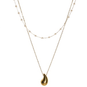 Collier double rangs composé d'une chaîne de 41 cm de long en acier doré avec perles d'imitation, ainsi qu'une chaîne de 50 cm de long avec un pendentif en forme de goutte en acier doré. Fermoir mousqueton avec 5 cm de rallonge.