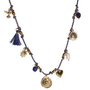 Collier composé d'un cordon de couleur bleu, gris et doré, de perles en acier doré, de breloques en forme d'oiseau, de soleils, de cœur, d'une pastille ronde avec une tête de lion en acier doré, de perles bleues, d'une perle d'imitation et d'un pompon en textile de couleur bleu. Fermoir mousqueton avec 5 cm de rallonge.