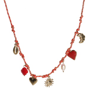 Collier composé d'un cordon de couleur rouge et doré, de breloques en forme de croissant, de soleil avec visage, de cœur et de coquillage cauri en acier doré, d'une perle d'imitation, d'un trèfle de couleur rouge et d'un cœur pavé d'émail. Fermoir mousqueton avec 5 cm de rallonge.