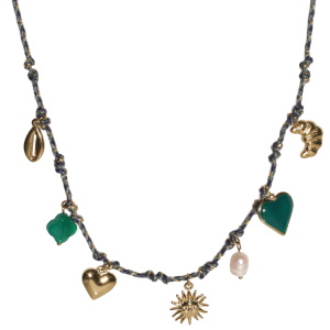 Collier composé d'un cordon de couleur vert, bleu et doré, de breloques en forme de croissant, de soleil avec visage, de cœur et de coquillage cauri en acier doré, d'une perle d'imitation, d'un trèfle de couleur vert et d'un cœur pavé d'émail. Fermoir mousqueton avec 5 cm de rallonge.