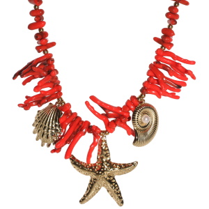 Collier composé de perles en acier doré, de pierres rouges, de branches d'algues rouge, d'un coquillage en acier doré, d'une étoile de mer en acier doré et d'un coquillage en acier doré surmonté d'une perle d'imitation. Fermoir mousqueton avec 5 cm de rallonge.