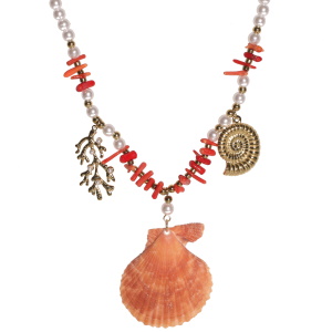 Collier composé de perles en acier doré, de perles d'imitation, de pierres rouges, d'une branche d'algue en acier doré surmontée de perles d'imitation, d'un coquillage en acier doré et d'une véritable coquille de coquillage. Fermoir mousqueton avec 5 cm de rallonge.