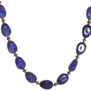 Collier composé de perles en acier doré et de perles ovales de couleur bleue. Fermoir mousqueton avec 5 cm de rallonge.