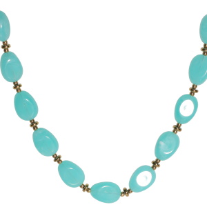 Collier composé de perles en acier doré et de perles ovales de couleur bleue turquoise. Fermoir mousqueton avec 5 cm de rallonge.