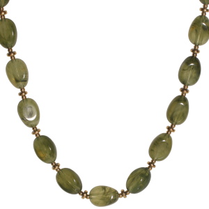 Collier composé de perles en acier doré et de perles ovales de couleur verte. Fermoir mousqueton avec 5 cm de rallonge.