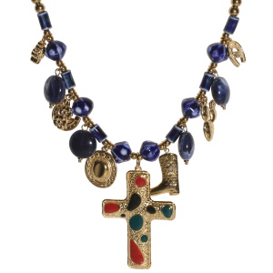 Collier composé d'une chaîne de perles en acier doré, de perles bleues, de pendants en forme de cactus, de fer à cheval avec fleurs, de chapeau de cowboy en acier doré, d'une botte de cowboy en acier doré sertie d'un strass et d'une croix en acier doré tachetée d'émail multicolore. Fermoir mousqueton avec 5 cm de rallonge.