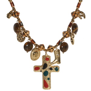 Collier composé d'une chaîne de perles en acier doré, de perles marrons, de pendants en forme de cactus, de fer à cheval avec fleurs, de chapeau de cowboy en acier doré, d'une botte de cowboy en acier doré sertie d'un strass et d'une croix en acier doré tachetée d'émail multicolore. Fermoir mousqueton avec 5 cm de rallonge.
