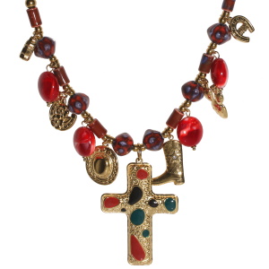Collier composé d'une chaîne de perles en acier doré, de perles rouges et multicolores, de pendants en forme de cactus, de fer à cheval avec fleurs, de chapeau de cowboy en acier doré, d'une botte de cowboy en acier doré sertie d'un strass et d'une croix en acier doré tachetée d'émail multicolore. Fermoir mousqueton avec 5 cm de rallonge.
