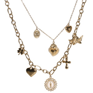 Collier double rangs composé d'une chaîne de 38 cm de long en acier doré avec des pendants en forme de médaille religieuse et de cœurs dont un serti d'un strass, ainsi qu'une chaîne de 46 cm de long en acier doré avec des pendants en forme d'ange, de croix, de cœur et de trèfle et d'une icône religieuse pavée d'émail et sertie de strass. Fermoir mousqueton avec 5 cm de rallonge.