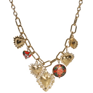 Collier composé d'une chaîne en acier doré, d'un pendentif rond avec motifs de fleurs, d'un cœur avec des motifs de fleurs et de cinq pendants cœurs de différentes formes. Fermoir mousqueton avec 5 cm de rallonge.
