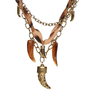 Collier triple rangs composé d'une chaîne de 38 cm de long en acier doré, d'un cordon en tissu marron tacheté de 40 cm de long avec un pendentif en forme de défense en acier doré et d'une chaîne de 44 cm de long avec un pendentif en forme de défense martelée en acier doré et de deux défenses marrons. Fermoir mousqueton avec 5 cm de rallonge.