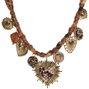 Collier composé d'une chaîne en acier doré, d'un cordon marron et doré et d'un cordon en tissu marron tacheté, de pendants cœurs de différentes formes en acier doré, d'un cœur pavé de simili cuir, d'une pierre marron, d'une boule tachetée, d'une fleur en porcelaine et d'une pastille ovale pavée de simili cuir. Fermoir mousqueton avec 5 cm de rallonge.