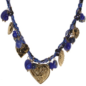 Collier composé de trois cordons de couleur bleu et noir, de perles bleues et de pendants cœurs de différentes forme en acier doré. Fermoir mousqueton avec 5 cm de rallonge.
