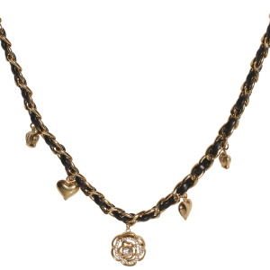 Collier ras du coup composé d'une chaîne entremêlée d'un cordon en simili cuir noir, de pendants en forme de cœur et de couronne et d'une fleur sertie de strass et d'un cristal. Fermoir mousqueton avec 10 cm de rallonge.