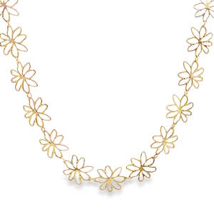 Cette délicate chaîne en acier doré, ornée de motifs floraux ajourés, apporte une touche de fraîcheur et de féminité à toute tenue. Son design épuré et son éclat subtil en font un accessoire parfait pour un style élégant au quotidien. Un bijou raffiné qui célèbre la beauté de la nature avec une sophistication discrète. Fermoir mousqueton avec 5 cm de rallonge.