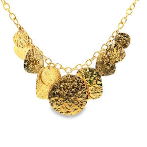 Ce collier à breloques en acier doré est une pièce saisissante qui ajoute une touche de luxe décontractée à toute tenue. La chaîne délicate est ornée de breloques texturées uniques, chacune captant la lumière pour un éclat subtil mais remarquable. Un accessoire parfait pour rehausser votre style quotidien avec une touche d'élégance. Fermoir mousqueton avec 5 cm de rallonge.