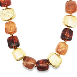 Rehaussez votre style avec ce collier de perles, un accessoire audacieux qui capture l'essence de la mode contemporaine. Chaque perle, aux teintes riches et nuances captivantes, est méticuleusement enfilée pour créer une pièce harmonieuse. Le design unique allie tradition et modernité, ce qui en fait un bijou parfait pour compléter votre allure quotidienne ou pour sublimer une tenue de soirée. Fermoir mousqueton avec 5 cm de rallonge.