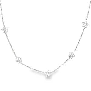 Ce ravissant collier en acier argenté est orné de délicates étoiles en strass taille brillant. Une composition charmante et élégante qui apportera une touche de raffinement à votre décolleté. Idéal pour une occasion spéciale ou pour ajouter une note scintillante à votre quotidien. Fermoir mousqueton avec 5 cm de rallonge.