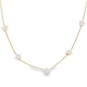 Ce ravissant collier en acier doré est orné de délicates étoiles en strass taille brillant. Une composition charmante et élégante qui apportera une touche de raffinement à votre décolleté. Idéal pour une occasion spéciale ou pour ajouter une note scintillante à votre quotidien. Fermoir mousqueton avec 5 cm de rallonge.