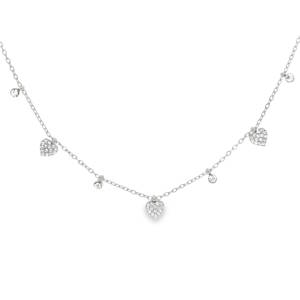 Ce délicat collier en acier argenté se distingue par ses charmants pendentifs en forme de cœur, ornés de strass taille brillant qui captent la lumière avec éclat. Un bijou féminin et élégant, parfait pour ajouter une touche de raffinement à votre quotidien ou pour offrir un symbole d'amour et d'affection. Fermoir mousqueton avec 5 cm de rallonge.