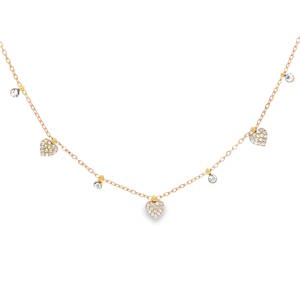 Ce délicat collier en acier doré se distingue par ses charmants pendentifs en forme de cœur, ornés de strass taille brillant qui captent la lumière avec éclat. Un bijou féminin et élégant, parfait pour ajouter une touche de raffinement à votre quotidien ou pour offrir un symbole d'amour et d'affection. Fermoir mousqueton avec 5 cm de rallonge.