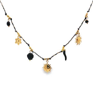 Ce collier à breloques unique en son genre marie l'artisanat traditionnel à une esthétique bohème chic. Le cordon tressé, ponctué de détails dorés délicats, sert de toile de fond à une série de breloques éclectiques. Un accessoire distinctif qui apporte une touche d'originalité à toute tenue. Fermoir mousqueton avec 5 cm de rallonge.