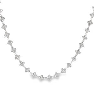 Élégant collier chaîne en acier argenté, illuminé par des strass incolores de taille brillant rond. Cette pièce raffinée est conçue avec une attention particulière à la symétrie et au poli, assurant un éclat optimal. Un accessoire luxueux qui ajoute une touche de sophistication à toute tenue. Fermoir mousqueton avec 11 cm de rallonge.