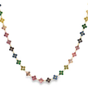 Ce délicat collier chaîne en acier doré est orné de cristaux en forme de perles rondes taillées en cabochon. Les différentes couleurs des cristaux ajoute une touche de raffinement à ce bijou. La clarté VVS, la symétrie, le poli et la qualité de la taille sont excellents, assurant un éclat exceptionnel. Une composition soignée pour un arrangement harmonieux. Fermoir mousqueton avec 11 cm de rallonge.