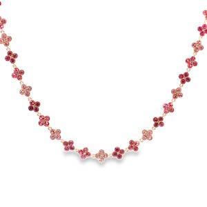 Ce délicat collier chaîne en acier doré est orné de cristaux en forme de perles rondes taillées en cabochon. La couleur rose des cristaux ajoute une touche de raffinement à ce bijou. La clarté VVS, la symétrie, le poli et la qualité de la taille sont excellents, assurant un éclat exceptionnel. Une composition soignée pour un arrangement harmonieux. Fermoir mousqueton avec 11 cm de rallonge.