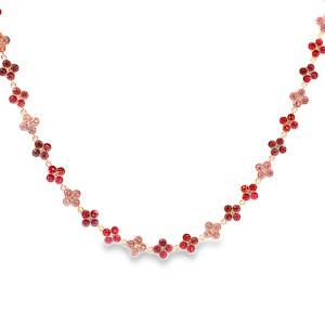 Ce délicat collier chaîne en acier doré est orné de cristaux en forme de perles rondes taillées en cabochon. La couleur rose et rouge des cristaux ajoute une touche de raffinement à ce bijou. La clarté VVS, la symétrie, le poli et la qualité de la taille sont excellents, assurant un éclat exceptionnel. Une composition soignée pour un arrangement harmonieux. Fermoir mousqueton avec 11 cm de rallonge.