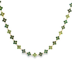 Ce délicat collier chaîne en acier doré est orné de cristaux en forme de perles rondes taillées en cabochon. La couleur verte des cristaux ajoute une touche de raffinement à ce bijou. La clarté VVS, la symétrie, le poli et la qualité de la taille sont excellents, assurant un éclat exceptionnel. Une composition soignée pour un arrangement harmonieux. Fermoir mousqueton avec 11 cm de rallonge.