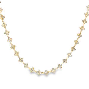 Élégant collier chaîne en acier doré, illuminé par des strass incolores de taille brillant rond. Cette pièce raffinée est conçue avec une attention particulière à la symétrie et au poli, assurant un éclat optimal. Un accessoire luxueux qui ajoute une touche de sophistication à toute tenue. Fermoir mousqueton avec 11 cm de rallonge.