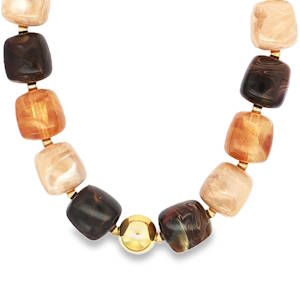 Rehaussez votre style avec ce collier de perles audacieux. Fabriqué avec des perles aux tons chauds et neutres, ce collier ajoute une touche d'élégance et de modernité à toute tenue. Les perles en acier doré mettent en valeur le design, ce qui en fait un accessoire idéal pour une tenue décontractée et une tenue plus formelle. Fermoir mousqueton avec 5 cm de rallonge.