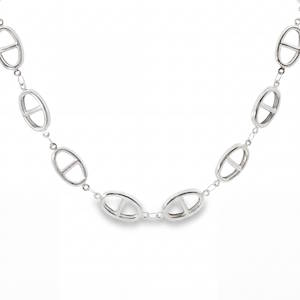 Arborez un style épuré et sophistiqué avec ce collier chaîne en acier argenté. Son design unique et minimaliste, sublimé par une finition en acier, en fait un accessoire versatile, parfait pour rehausser vos tenues de jour comme de soirée. Un bijou intemporel qui apportera une touche d'élégance discrète à votre allure. Fermoir mousqueton avec 5 cm de rallonge.